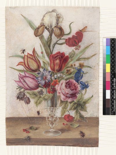 Gobelet en verre vénitien contenant des tulipes, des roses, des anémones, de la gentiane, des fritillaires, de l