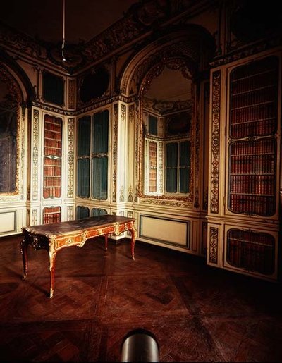 La Bibliothèque de Louis XV avec des panneaux blancs et dorés par Jacques Verberckt - Jacques Ange Gabriel