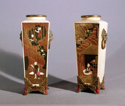 Paire de vases de style japonais représentant l