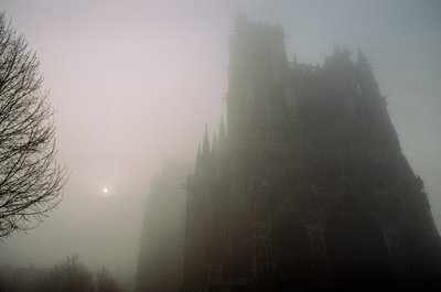 Vue dans la brume matinale de Notre-Dame à Amiens. CATHÉDRALE NOTRE-DAME, AMIENS,... - James L Stanfield