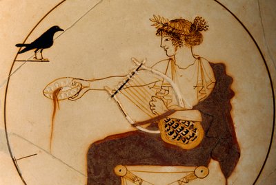 Apollon représenté sur une coupe versant une libation tandis qu