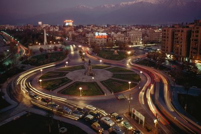 Voiture, lumières de la ville illuminent la Plaza Baquedano. Santiago, Chili - James L Stanfield