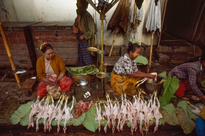 Vendeurs de nourriture avec des visages décorés de thanaka, écorce d