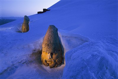 Monuments funéraires de Nemrut Dagi enterrés dans la neige. Nemrut Dagi, Mont Nemrut, Turquie - James L Stanfield