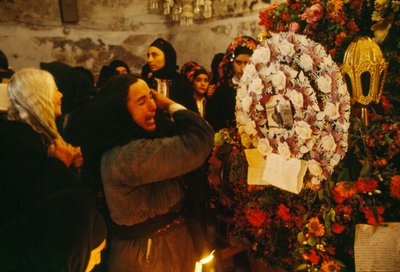La douleur se déverse le Vendredi Saint alors que les femmes pleurent leurs proches décédés. Olimbos, Karp... - James L Stanfield