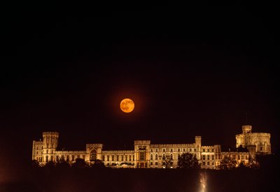 Lever de lune sur le château de Windsor. Windsor, Angleterre. - James L Stanfield