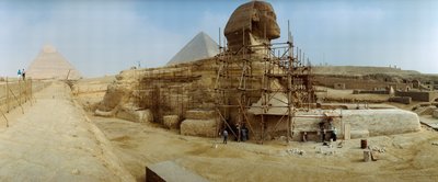 Panorama des restaurateurs travaillant à reconstruire la base du Grand Sphinx d