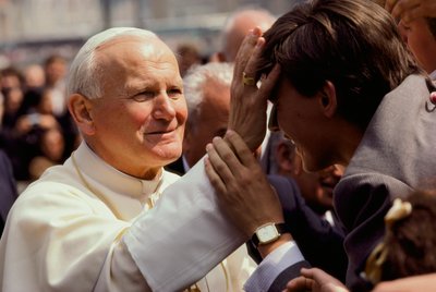 Le pape Jean-Paul II bénit un jeune homme. Place Saint-Pierre, Cité du Vatican - James L Stanfield