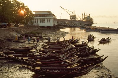 Les sampans encombrent la plage boueuse au quai de Nantira. Quai de Nantira, Rangoon, Birmanie - James L Stanfield