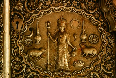 Des rats sculptés flanquent la déesse Bhagwati Karniji sur une porte en argent. Deshnoke, Raj... - James L Stanfield