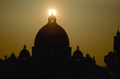 Coucher de soleil derrière le dôme de la basilique Saint-Pierre. BASILIQUE SAINT-PIERRE, VATICAN. - James L Stanfield