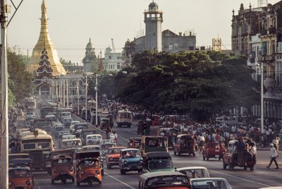 Voitures anciennes encombrent le centre-ville de Rangoon, capitale de la Birmanie. Sule Pagoda Road, R... - James L Stanfield