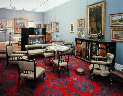 Ensemble comprenant une armoire, une table centrale, un canapé, une paire de chaises latérales, une paire de fauteuils, une chaise d