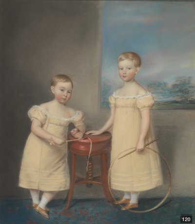 Deux enfants portant des robes jaunes, l