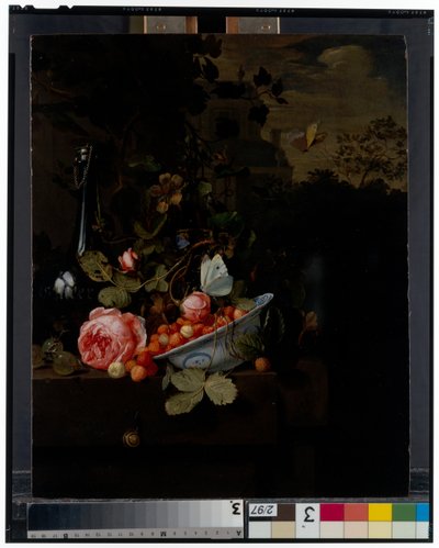 Nature morte avec un bol de fraises, une rose et une bouteille sur un rebord, un paysage au-delà - Jan Mortel