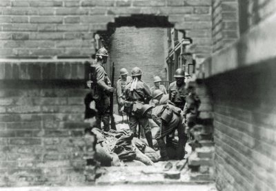Soldats japonais impliqués dans des combats de rue à Shanghai, Chine, 1937 - Japanese Photographer