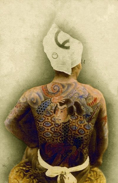 Homme avec tatouage traditionnel japonais Irezumi, c.1880 (photo albuminée colorée à la main) - Japanese Photographer