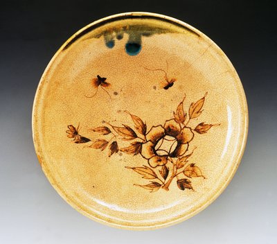 Plateau en grès émaillé décoré de deux papillons et de pivoines, fin XVIIIe siècle-début XIXe siècle, manufacture de Seto - Japanese School