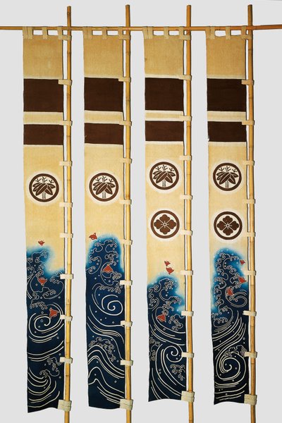 Quatre bannières (nobori) avec des motifs représentant des pluviers dans les vagues, des armoiries familiales, des bambous, des fleurs dans des cercles, coton, teint en réserve avec de l