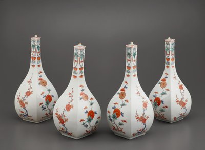 Quatre bouteilles carrées avec couvercles - Japanese School