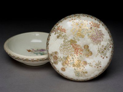 Boîte à encens avec des chrysanthèmes et des motifs géométriques, 19e siècle - Japanese School