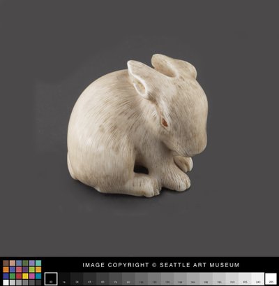 Netsuke modelé en forme de lièvre avec des yeux en ambre, fin du XIXe siècle - Japanese School