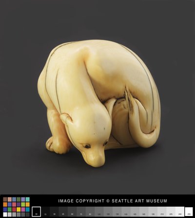 Netsuke en forme de chien couché, début du 19ème siècle - Japanese School