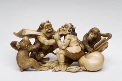 Okimono de deux démons se battant, observés par deux singes - Japanese School