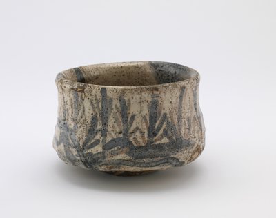 Bol à thé avec motif de porte et de pins en semis, Kujiri, Tajimi, préfecture de Gifu, période Momoyama - Japanese School