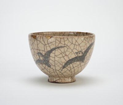 Bol à thé avec motif de pluviers, poterie liée à Kyoto, milieu du 19e siècle - Japanese School
