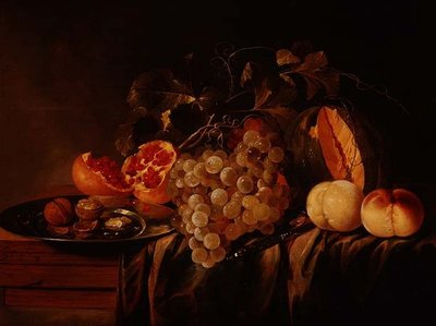 Nature morte de melon, raisins, grenade, noix sur une assiette en étain et pêches - Jasper Geerards