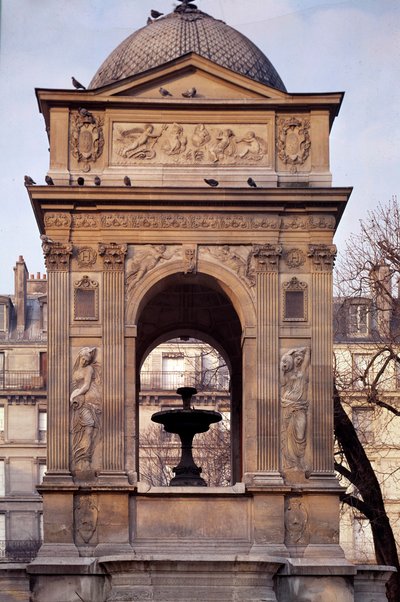 Architecture : vue de la fontaine des Innocents. Conçue par les architectes Jean Goujon, Augustin Pajou et Pierre Lescot. 1546-1549. Place Joachim du Bellay, Paris - Jean and Lescot Pierre Goujon