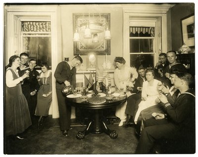 Alice Foote MacDougal divertissant un groupe de marins dans son petit appartement pendant la guerre, Greenwich Village, New York, USA, c.1917-18 - Jessie Tarbox Beals