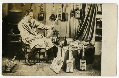 Grandes taches de couleur sur une boîte en bois et Bobby Edwards dans son grenier sous les étoiles créant des ukulélés, Greenwich Village, New York, USA, vers 1905-20 - Jessie Tarbox Beals