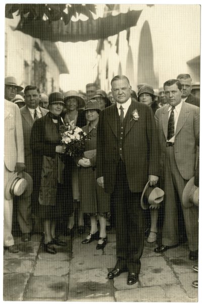 Président Hoover - Mme Hoover tenant un bouquet, vers 1928-32 - Jessie Tarbox Beals