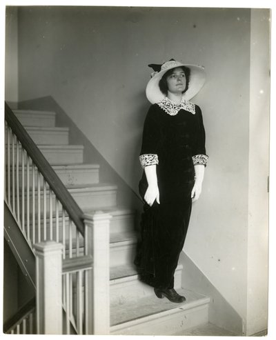 Bonne manière de descendre les escaliers, c.1905-18 - Jessie Tarbox Beals