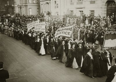 Femmes en tenue académique défilant dans une parade de suffrage à New York, 1910 - Jessie Tarbox Beals