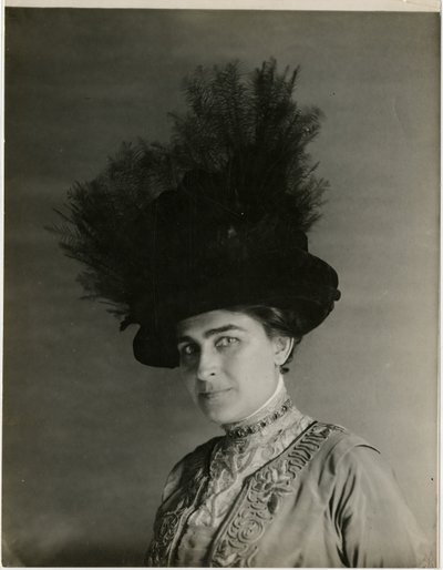 gros plan sur un chapeau à plumes, c.1905-18 - Jessie Tarbox Beals