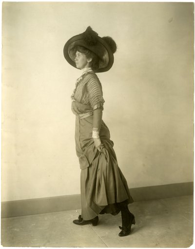 modèle avec chapeau à plumes, vers 1905-18 - Jessie Tarbox Beals