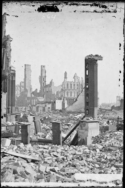 Vue depuis le coin sud-ouest des rues Dearborn et Monroe, montrant le Grand Pacific Hotel en arrière-plan et les ruines du Honore Block au premier plan après l