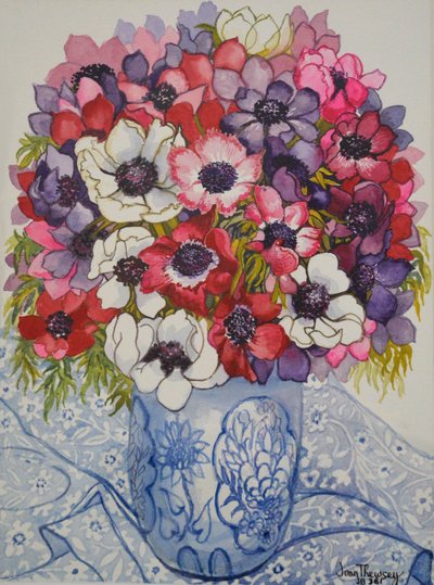 Anémones dans un pot bleu et blanc, avec textile bleu et blanc, 2000 - Joan Thewsey