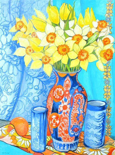 Jonquilles et tulipes dans un vase Imani; oranges et textiles - Joan Thewsey