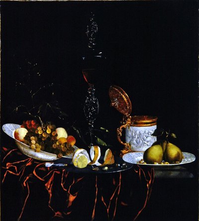 Nature morte sur une table en marbre, partiellement couverte d