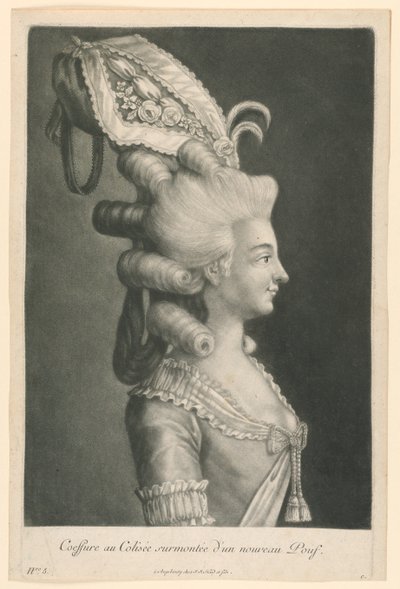 Coiffure au Colisée surmontée d