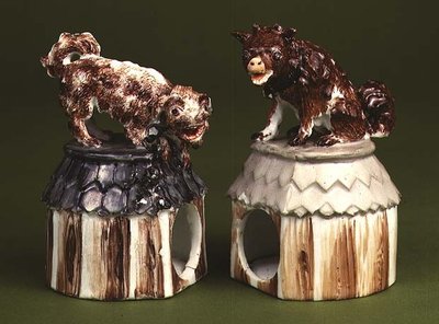 Figures de compagnons Meisson : chien assis sur un chenil et un terrier - Johann Joachim Kaendler