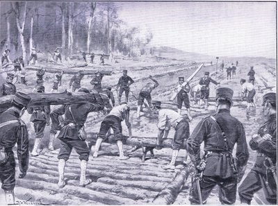 Ingénieurs japonais construisant une route en bois pour les troupes, illustration de Cassells History of the Russo-Japanese War Vol 1, vers 1900 - Johannes Hermann Barend Koekkoek