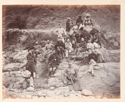 Officiers du 51e Régiment sur Sultan Tarra, montrant différents uniformes de service portés, 1878 - John Burke
