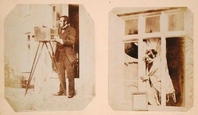 Autoportrait à gauche et Emma Thomasina Llewelyn imprimant un négatif papier au soleil à droite - John Dillwyn Llewelyn