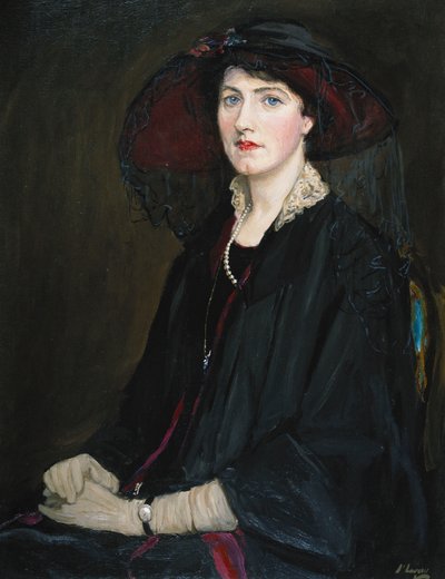 Portrait de Lady Raeburn, assise mi-longueur, en veste à col en dentelle, collier de perles et chapeau noir - John Lavery