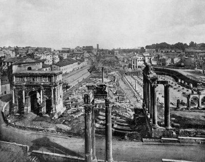 Le forum à Rome avec les ruines des monuments antiques : arc de Septime Sévère (g), colonnes du temple de Saturne (d) et colonnes du temple de Vespasien (c, premier plan) (photo n/b) - John Lawson Stoddard